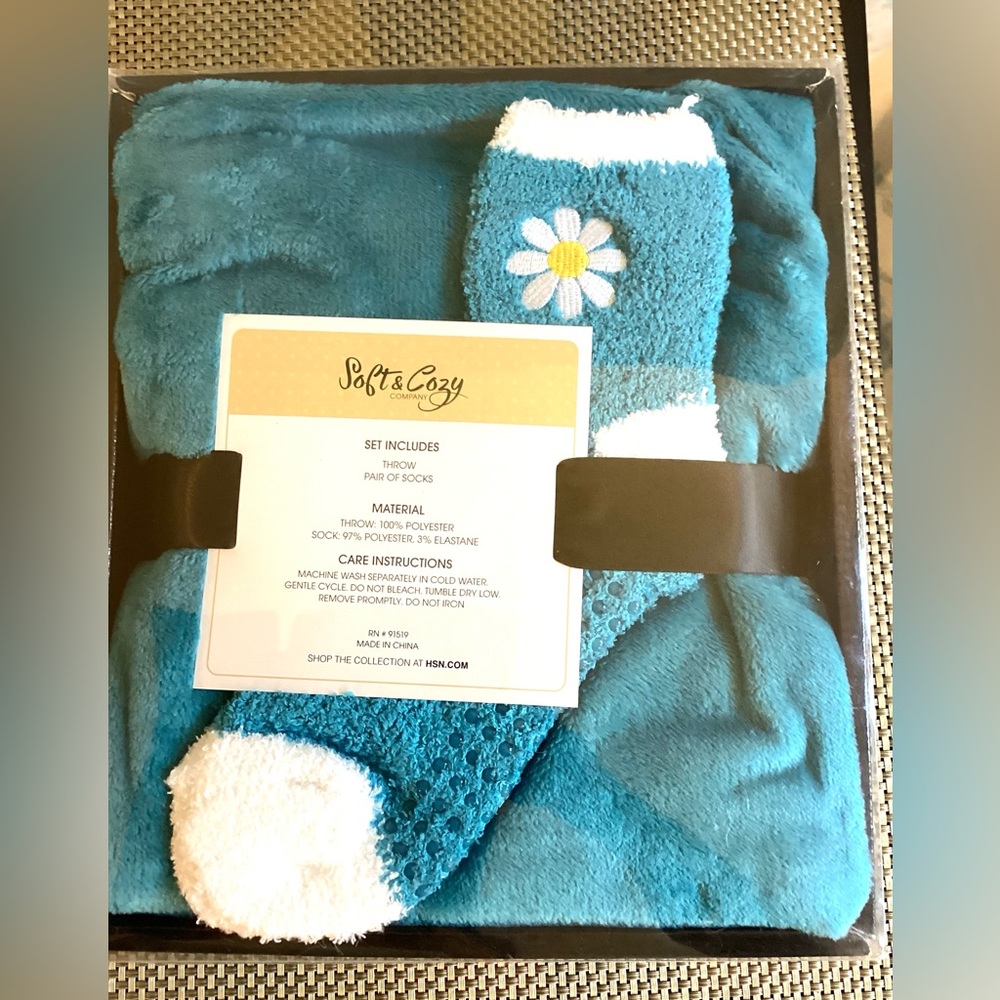 NEW in box Soft & Cozy set throw & socks